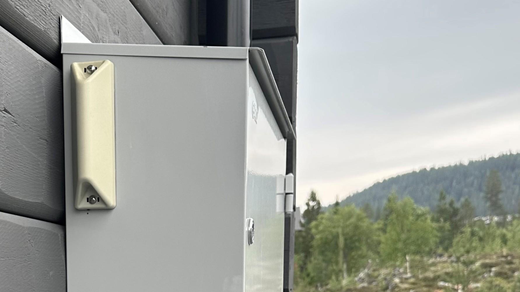 A-Antennas antenne monteret på udendørs teknikskab