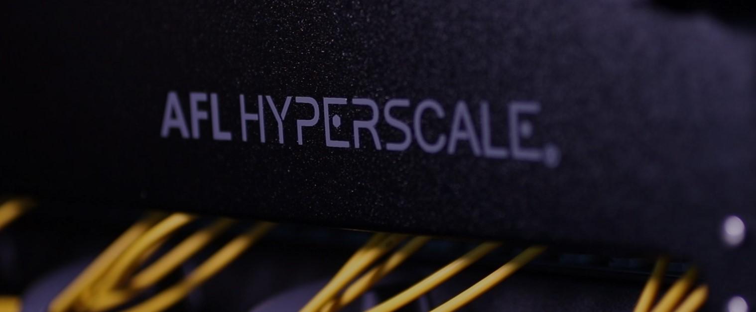 Kabler kommer ud under front af AFL hyperscale panel