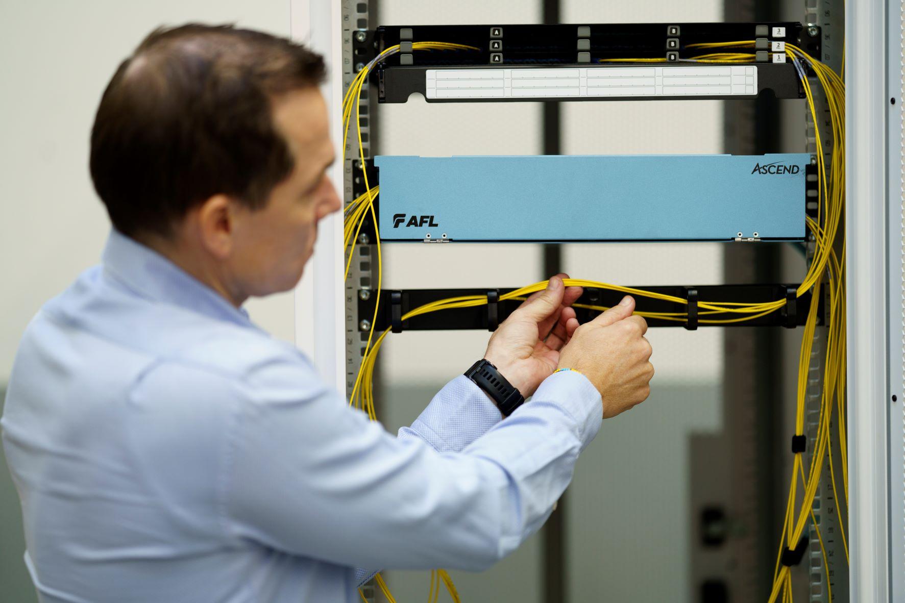 Torsten Magnussen fra Alcadon med et AFL Hyperscale Ascend panel monteret i rack