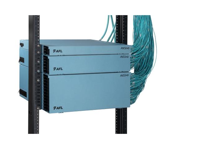 AFL Hyperscale ascend rack med kabler ført ud på siden