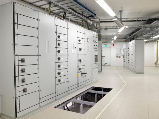 Installationsgulv Iso Floor Power med power racks og åbent til opbygningen under gulvet