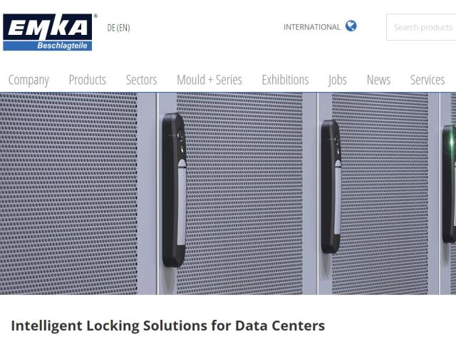 Række af serverrackdøre udstyret med elektroniske låsehåndtag med grønne indikatorlys som forside på EMKA's website