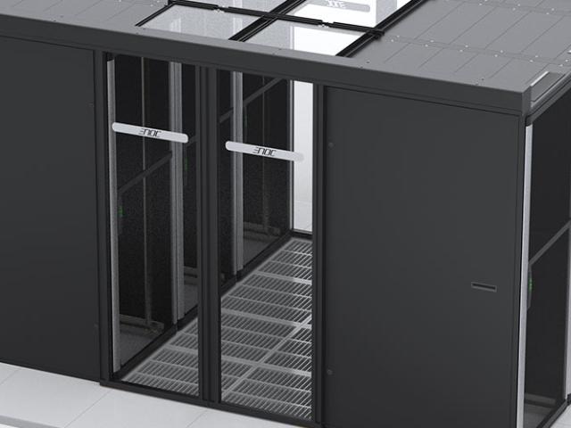 Indkapslede Enoc rackskabe med glasparti imellem skabene