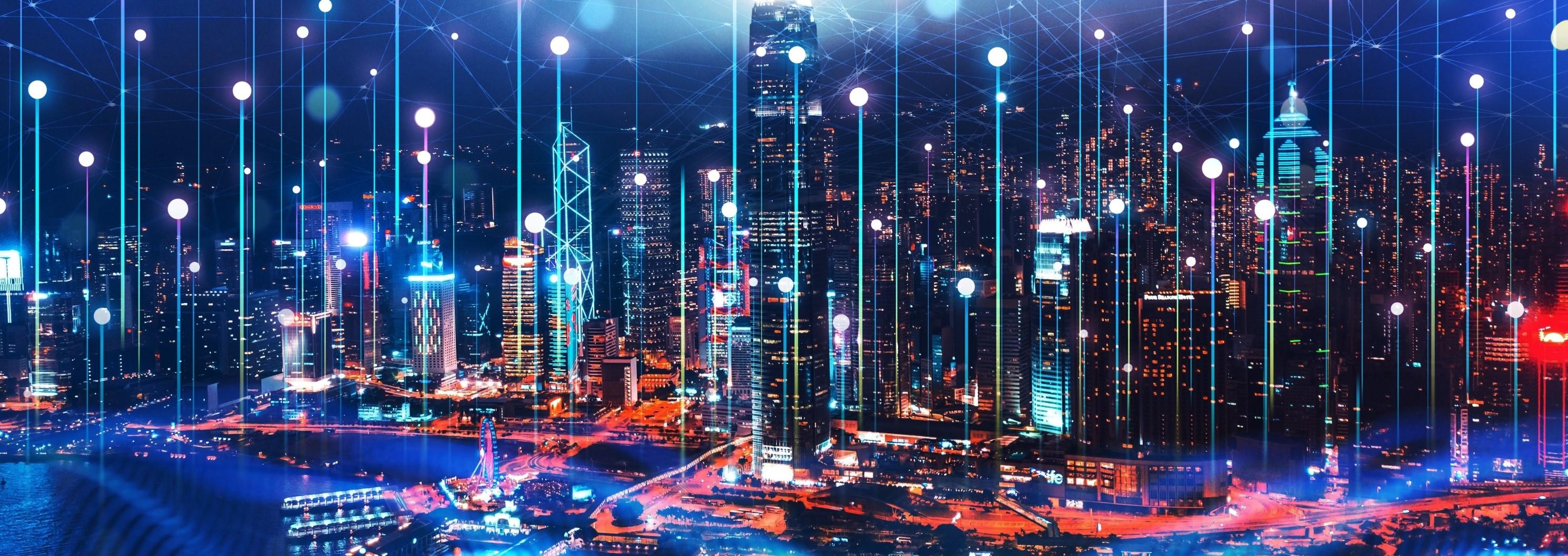 Io by HFCL forside. Futuristisk illustration af en oplyst storby om natten med digitale linjer og lysprikker, der symboliserer netværksforbindelser og datakommunikation i en smart city.