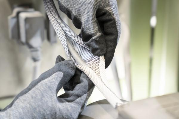 Krympeflex sættes på kabel af to hænder med handsker