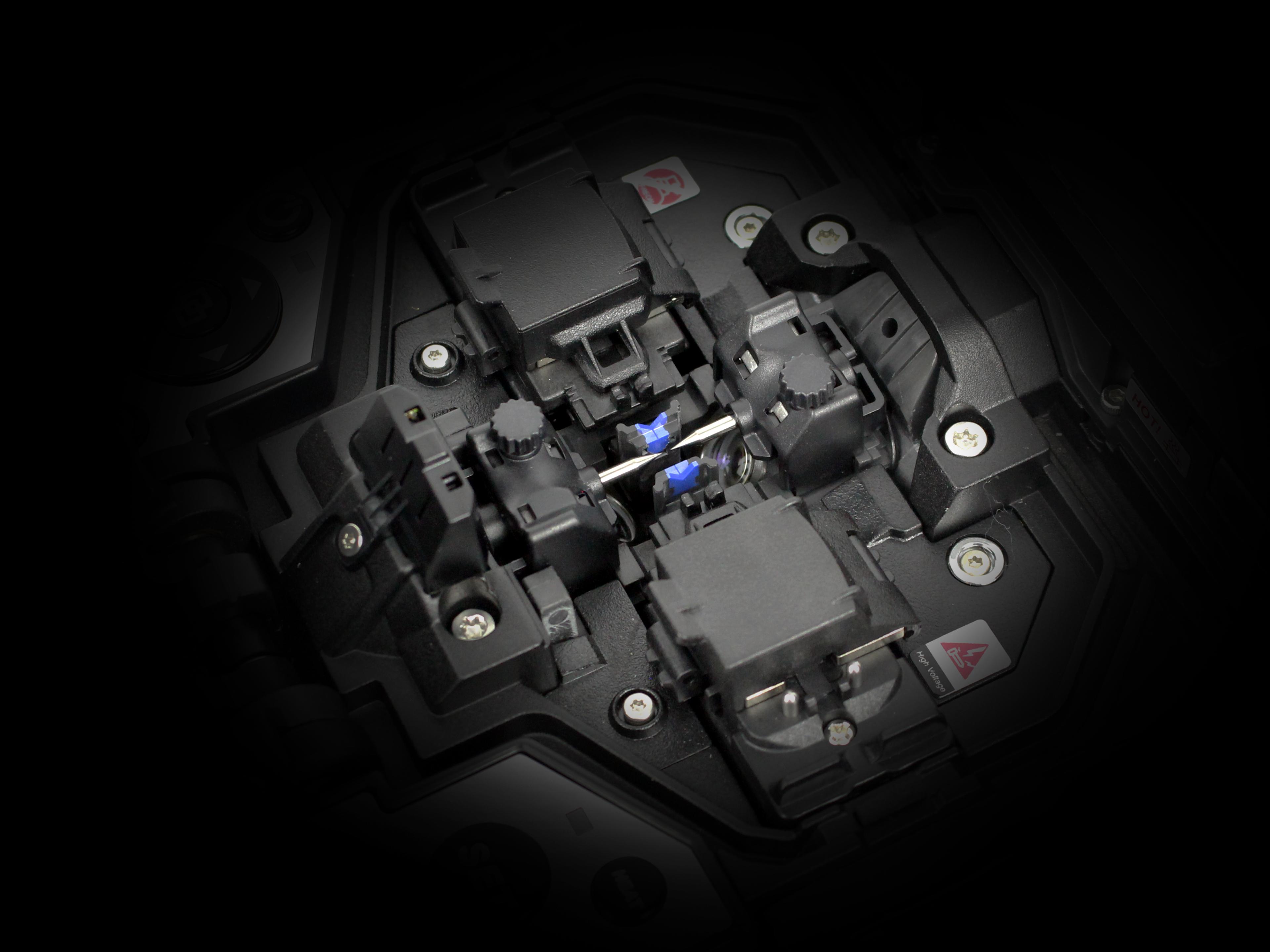 Nærbillede af Inno View Pro 5 Fibersplidser fra Inno Instrument i brug, hvor to fiberender præcist justeres og smeltes sammen med en synlig lysbue midt i enheden.