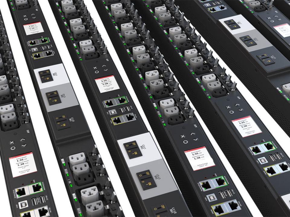 Række af avancerede PDU-enheder (Power Distribution Units) fra ServerTech til datacentre med forskellige strømudtag, netværksporte, skærme og indikatorlys, klar til installation i serverracks.