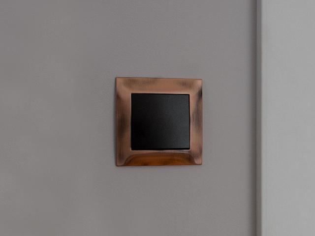 Afbryder med kobber-ramme fra Kontakt Simons 54 Premium-serie