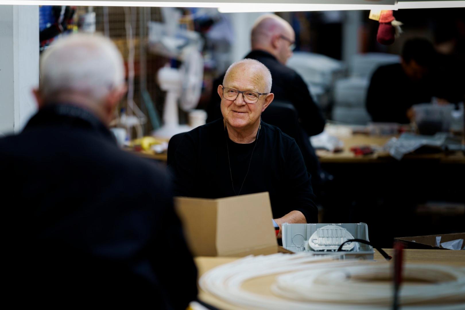 medarbejder i Alcadons produktionsafdeling kigger frem og smiler