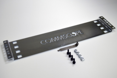 CommScope FACT V2 Monteringsbeslag til 4 FACT moduler i ETSI. Inkl. møtrikker og tilbehør (bagplade UDEN gafler)