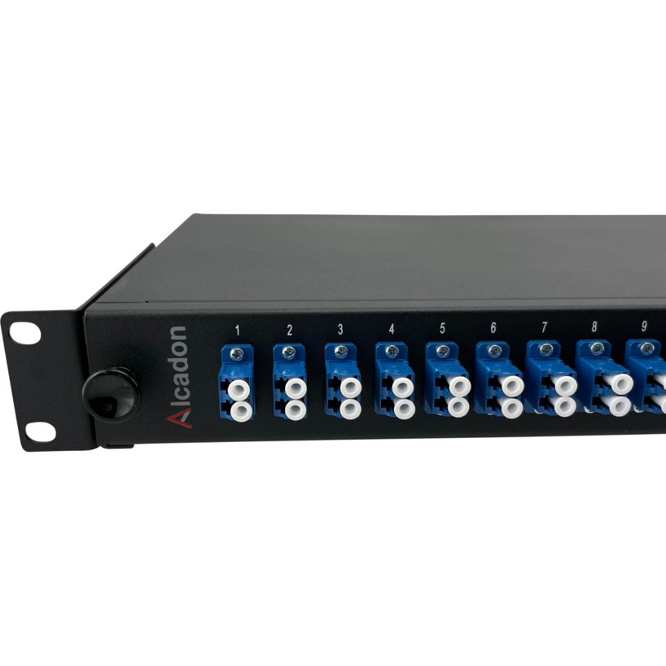 19" Panel LC/UPC monteret med 24 stk. LC/UPC adaptor duplex 48 stk. farvede pigtails farvekode: DIN