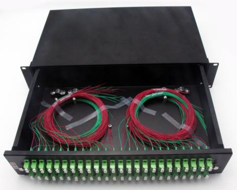 19" Panel LC/APC 2HU monteret med 48x adaptorer DX, 48x pigtail rød 48x pigtail grøn G.657A1, Grade B