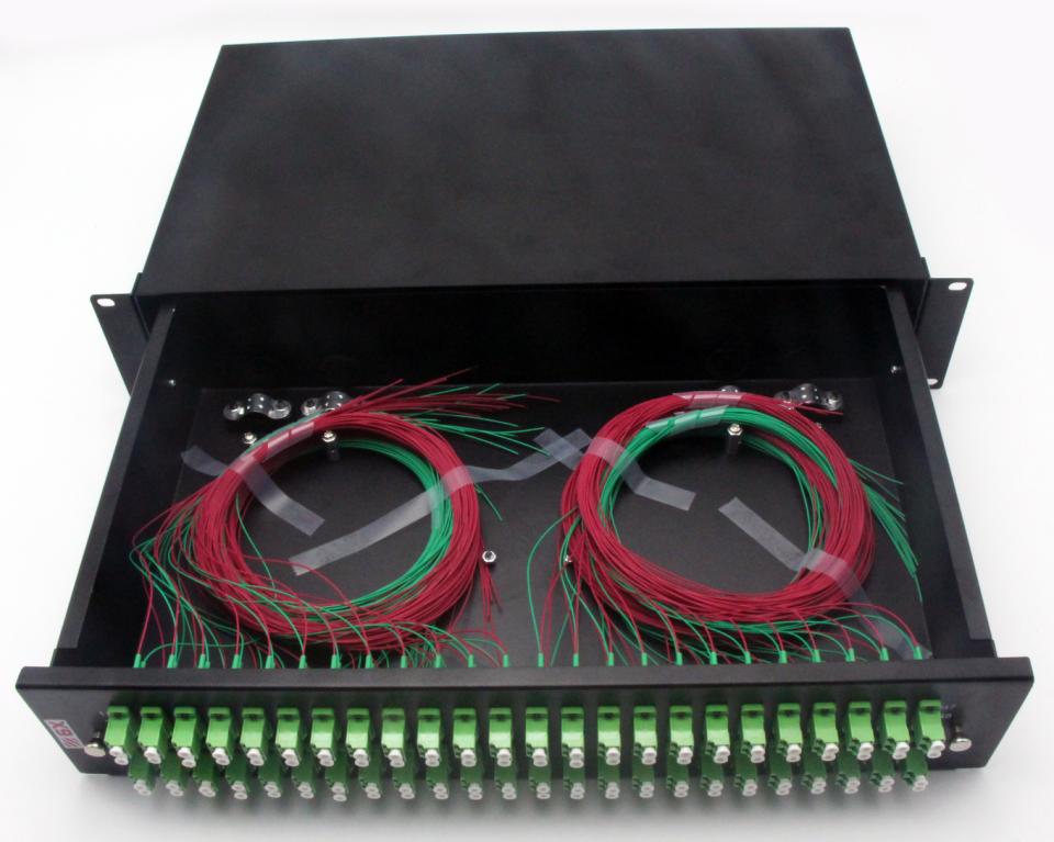 19" Panel LC/APC 2HU monteret med 48x adaptorer DX, 48x pigtail rød 48x pigtail grøn G.657A1, Grade B