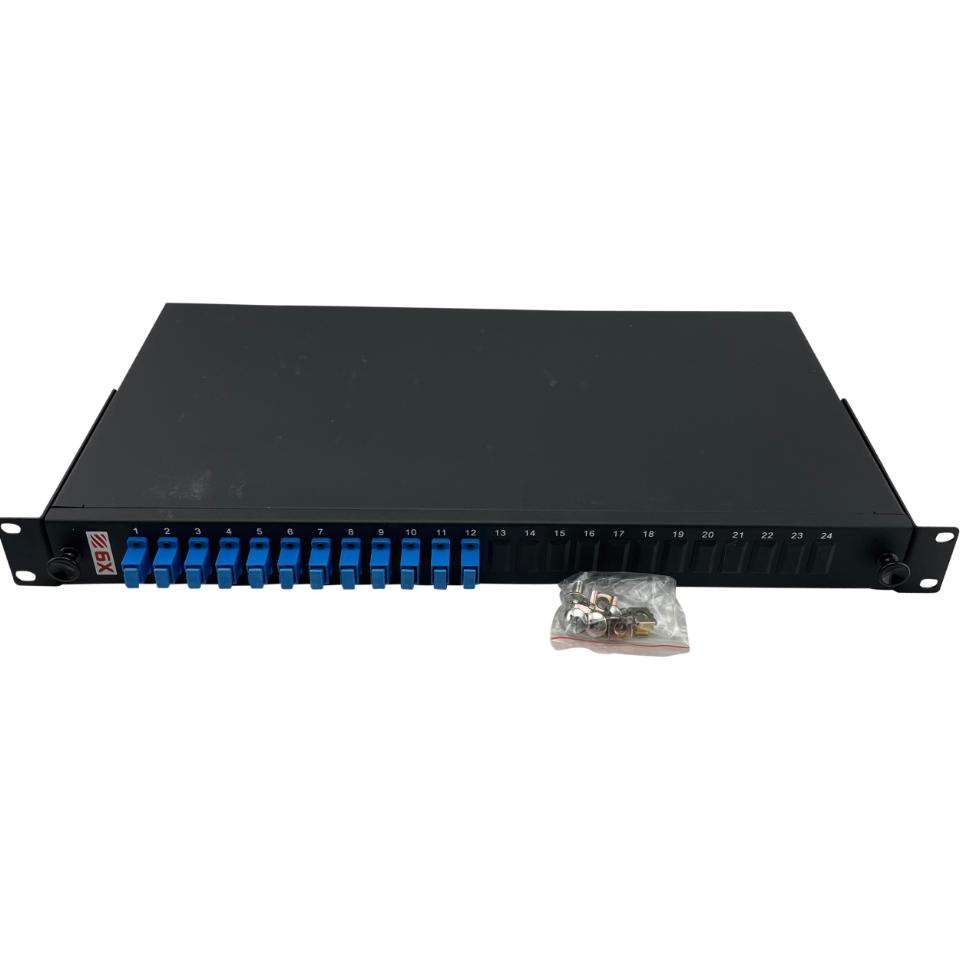 19" panel SC/UPC monteret med 12 stk. SC/UPC simplex konnektorer, 12 pigtails SC/UPC og splidsekassette