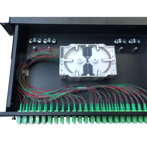 19" Panel LC/APC 2HU monteret med 48x adaptorer DX, 96x pigtail rød/grøn, grade B, samt splidsekassetter.