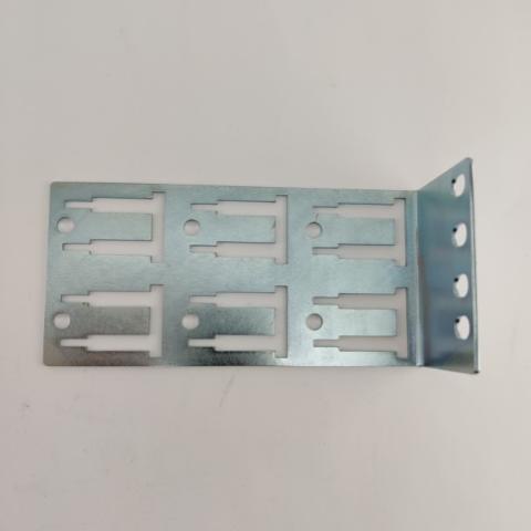 Beslag til FACT - frontmontering i 19" til CTU/trompet i højre side. Længde 135mm