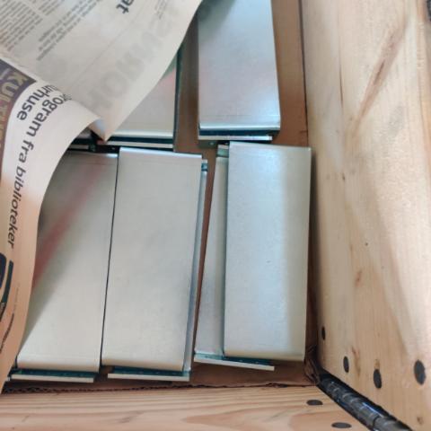 Beslag til FACT - frontmontering i 19" til opspænding i højre side. Længde 160mm