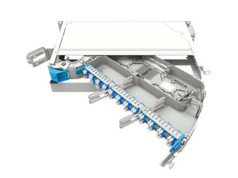CommScope MFPS Skuffe 1HU 48 LC/UPC monteret med adaptors og pigtails 12 farver EIA/TIA 598. Patchkabler ud til venstre.