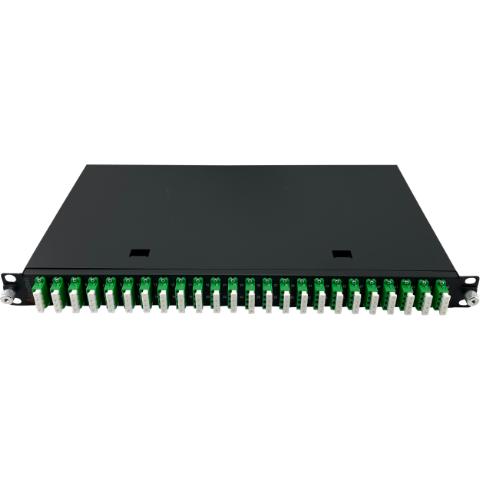 19" Panel LC/APC 96F 1HE monteret med 24 stk. quad adaptorer pigtails, 2x kassette à 48F