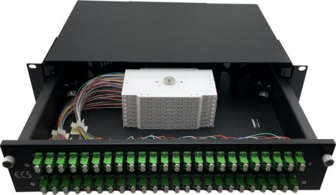 19" panel LC/APC sort 2HE monteret med 96 pigtail LC/APC, 48 adaptor LC/APC duplex, splidsekassetter ECS
