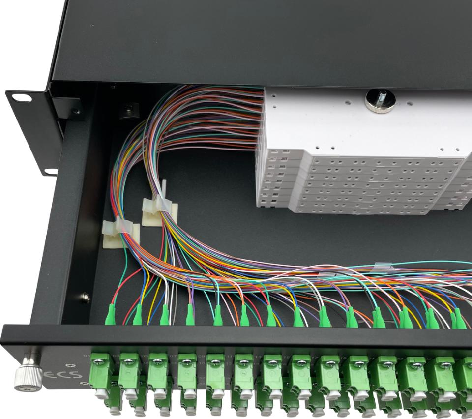 19" panel LC/APC sort 2HE monteret med 96 pigtail LC/APC, 48 adaptor LC/APC duplex, splidsekassetter ECS