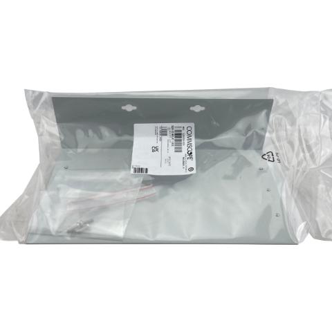 CommScope vinklet monteringsbeslag til BUDI-2S inkl. 3x M4/12 bolte til fastgørelse af BUDI-2S mod pladen