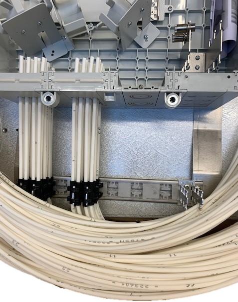 CommScope BUDI-M Basic Kit for 64 kunder. FTH Leveres samlet. Inkl. bagplade til gadeskab, Blæserør og 1:64 splitter