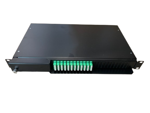 19" Panel til Blæsefiber LC/APC monteret med 12 stk. QUAD adaptorer samt 48 stk farvede pigtails i DIN farvekode kassetter m.m. 1HE sort