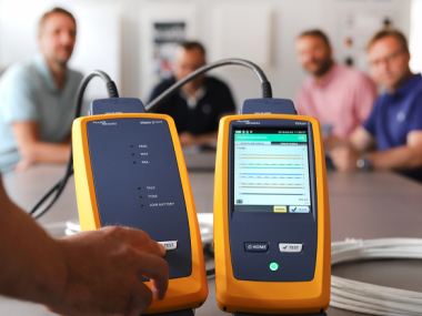 Rikard Momme fra Fluke og Brian Jensen fra Alcadon glæder sig over den nye aftale