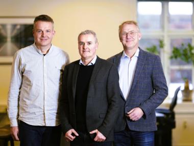 Thomas (tv.) og Per (th.) er begge startet hos Alcadon og er klar til dialog og samarbejde. I midten ses adm. direktør André Radley Grundahl.